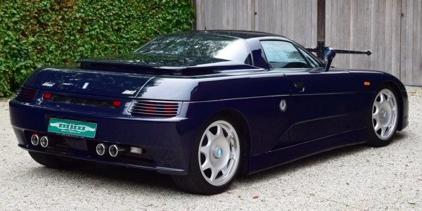 De Tomaso, италианската компания на аржентинеца Алехандро Де Томазо, ще остане в историята най-вече в прочутата си Panthera. Но в зората на 90-те тя предлагаше и друг суперавтомобил, наречен Guara. Само 39 бройки бяха произведени - първите с V8 от BMW, а по-късните - с компресорни V8 на Ford. И едните, и другите са доста търсени от колекционерите и цената им рядко пада под 300 000 долара. 
