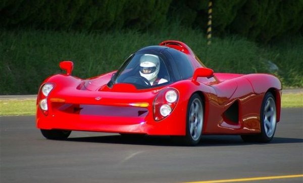 Yamaha е куриоз: създадена като фирма за музикални инструменти (и до днес е най-големият производител на пиана в света), после внезапно се захваща с мотоциклети, оттам - и с двигатели за Formula 1. През 90-те шефовете решават, че имат вече достатъчно ноу-хау, за да направят и цял спортен автомобил. Задвижвана от високооборотен V12 и натъпкана с технологии от формулата, OX99-11 е страшно интересна кола. Но необичайният дизайн и цената от 800 000 долара осуетяват успеха й. Произведени са само три прототипа.
