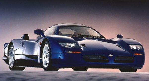 В Nissan никога не са имали амбицията да стават производител на суперавтомобили и да се съревновават с имета като Lamborghini. Но в този случай японците бяха принудени от тогавашните правила за хомологация за "24-те часа на Льо Ман". За да имат право да използват състезателната си машина в митичното състезание, те трябваше да произведат поне две "цивилни" бройки от R390. Днес едната е в музея на Nissan, а втората - в частна колекция. 
