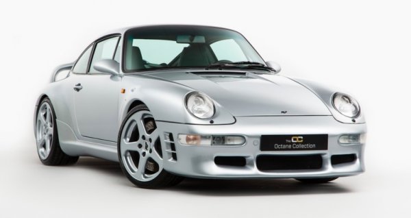 Може и да ви изглежда като 911 със залепен бодикит. Но всъщност Ruf CTR2 е още по-сериозна машина, с шестцилиндров боксер с туин турбо и мощност, напомпана до 520 конски сили. 

