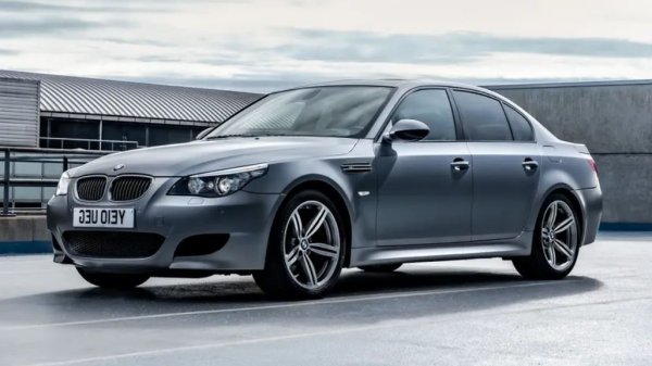 Ще стартираме с един от малкото автомобили с V10 двигател, които можете да намерите за цена под 20 хил. евро. 5.0-литровият S85 двигател с атмосферно пълнене на E60 M5 винаги е жаден за бензин и обикновено действа като магнит за сметките за обслужване, но предлага една от най-добрите автомобилни симфонии, създавани някога в замяна на вашата инвестиция.