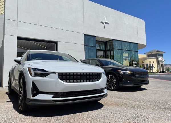 Електромобилите се справят все по-добре и второто място на Polestar и третото на Tesla са доказателство за това. Новата автомобилна марка е на първо място в категориите за задвижване, експлоатационни разходи и функции за безопасност. Polestar получава добри оценки за дизайн, стил, управление и удоволствие от шофирането, но пък е на дъното по комфорт.

Второто място на Polestar като цяло е въпреки някои мрачни статистики за надеждност, където марката се класира на 31-во място. Това се дължи на факта, че 69% от собствениците съобщават за проблеми през първата година, като това е най-високият резутат от всички производители в класирането.