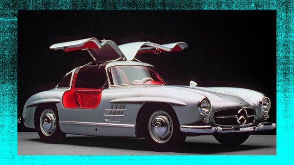 Mercedes-Benz 300SL Gullwing е един от най-известните автомобили, произвеждани някога, и редовно се продава за седемцифрени суми. Това е двуместен автомобил от 50-те години на миналия век, с дълъг капак, класически криловидни врати и безупречна състезателна история. Ако харесвате коли и имате пари, вероятно той е или е бил във вашата колекция. Нико Розберг има такъв. 
