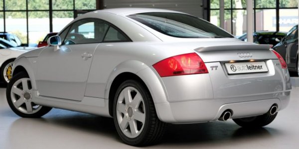 В Audi решиха да поправят този проблем и монтираха спойлер. Това се оказа достатъчно и продажбите на TT отново тръгваха нагоре. Историята обаче показва, че дори един малък недостатък може да има сериозни последствия за производителя и да го накара спешно да търси решения, и съответно да харчи пари.