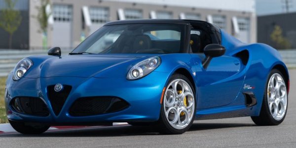 Alfa Romeo 4C беше представена през 2014 г. и имаше страхотен двигател с мощност 240 к.с., като едновременно с това беше и изключително лека. На външен вид колата изглеждаше блестящо, но имаше проблем с управление, което създава доста трудности на шофьора. Те са свързани предимно с удържането на волана и слабата чувствителност на педала на газта.
