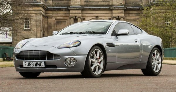 Флагманът Aston Martin Vanquish стартира през 2002 г., като премиерата на автомобила беше съпроводена от голям шум в медиите. Зашеметяващият дизайн на Ян Калъм и участието на колата във фирма за Джеймс Бонд "Die Another Day" помогнаха на машината да запише бърз успех, но проблемите се появиха след това, като основният от тях беше с автоматизираната ръчна скоростна кутия.
