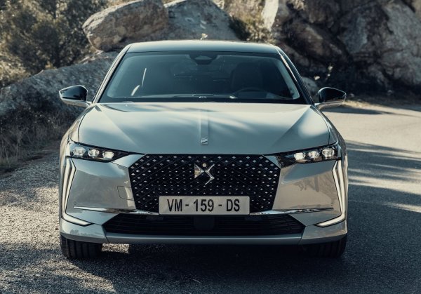 "Изкуството на удобството при пътуване."

Премиум-марката, лансирана през 2014 г. чрез популяризиране типичните френски лукс и стил. Тя ще бъде част от премиум-групата на Stellantis, който включва още италианските брандове Alfa Romeo и Lancia.