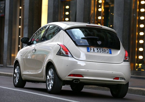 "Най-елегантният начин за защита на планетата."

Италианската марка е нещо като празен лист. Тя държи три нови модела в готовност и има амбиции да се разшири извън сегашния си единствен пазар - Италия. Лозунгът предполага, че „елегантността“ ще определи позицията му в премиум-групата на Stellantis.