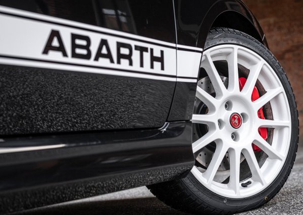 „Подгряване на хората, но не и на планетата."

Високоефективната подмарка на Fiat все още няма електрифицирани модели, но слоганът показва, че ще има. Очаква се, че Abarth ще бъде първият бранд на Stellantis, който ще предлага само електрически модели.