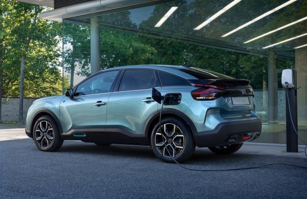 „Благополучие за всички!"

През последните години френската марка отново набляга на комфорта и на странния си стил. Електрификацията на Citroen започна с хибриден SUV, а през тази година компанията пусна на пазара и изцяло електрическа версия на C4.