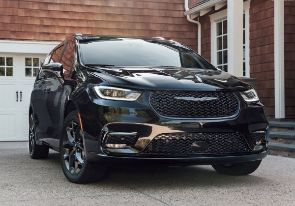 „Чиста технология за ново поколение семейства."

През последните години за Chrysler се чува съвсем малко, тъй като марката предлага само миниванове в САЩ. Нейният лозунг показа, че тя ще се съсредоточи върху просторни модели на платформата STLA Large EV. Вероятно това няма да са са само бусове.