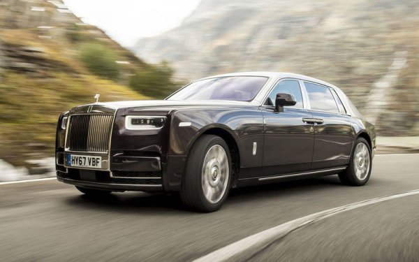 Rolls-Royce Phantom е един от най-луксозните автомобили, излизали някога в серийно производство. Под капака му се намира мощен битурбо V12 двигател, развиващ 563 к.с. Джеймс Мей обича да се шегува, че си е купил тази кола, за да може да посреща приятелите си на летището, когато му идват на гости.
