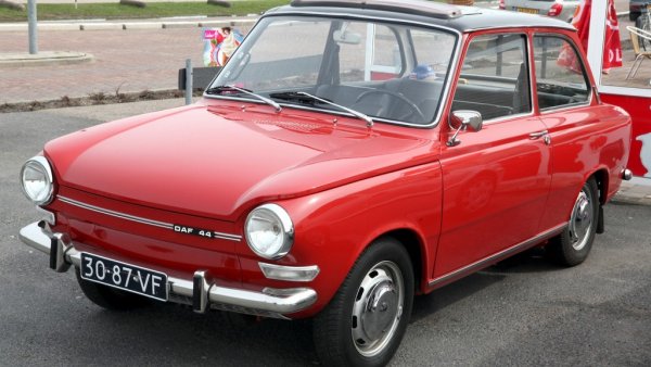 Днес познаваме нидерландската компания само от тежките й машини. Но някога DAF правеше и леки коли