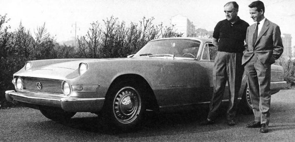 Джовани Микелоти с легендарния състезател Енрико Нарди, който му поръчва този дизайн за себе си. На Нарди е кръстена прочутата скоростна писта в Италия