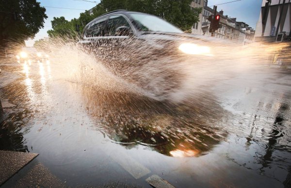 Един от най-глупавите съвети е да измиете долната част на автомобила от мръсотията, като я прокарате през локва с висока скорост. Това заплашва не само с воден удар двигателя, но е напълно възможно да се стигне и до поднасяне, последиците от които могат да бъдат дори фатални за превозното средство и хората в него.