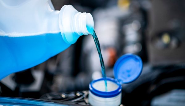 Антифризът е боядисан с багрила с различни цветове, но техният състав не зависи от цвета. Така че просто проучете съставките. И ако сте били напълнени с розов антифриз на базата на етиленгликол, тогава просто купете същия, независимо от неговия цвят. 