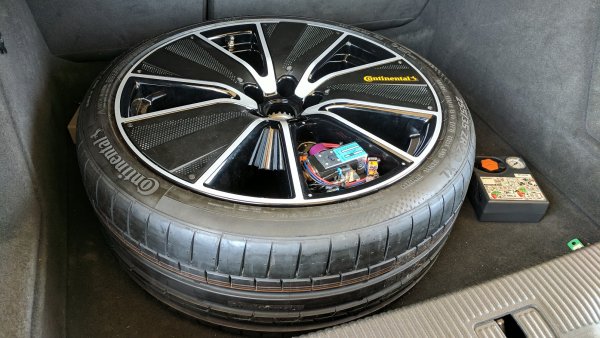 Германците са готови с гуми, които могат да коригират налягането си, тоест да се самонапомпват, в движение. Това може да има големи ползи и за безопасността, и за икономията на гориво. 
Но следващото стъпало ще е Conti Adapt - технология, при която гумата и джантата могат да променят дори размерите и формата си според условията.Тогава за пръв път в историята ще имаме гуми, еднакво добри и на сухо, и на мокро. 
