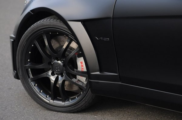 Спирачна система е проектирана да отговаря на теглото и мощността на битурбо мотора