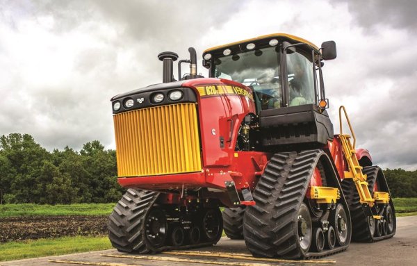 Мощност: 620 конски сили
Тегло: 27 тона
Всъщност има няколко машини, развиващи 620 конски сили (Case IH Steiger 620, John Deere 9620R, New Holland T9.700), но Versatile 620DT ги бие по тегло. Канадският гигант е задвижван от 15-литров дизелов двигател Cummins QSX15, дълъг е 7.87 метра и широк 3.81. Цената - около половин милион щатски долара. 
