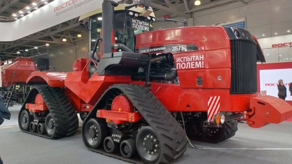 Мощност: 628 конски сили
Тегло: 15.06 тона
Най-мощният руски трактор в историята, производство на компанията Ростселмаш. Двигателят обаче е вносен - американски 6-цилиндров Cummins QSX 15 с работен обем 15 литра. Има автоматична трансмисия TA22 и хидравлична система HydraFlow. Санкциите след началото на войната в Украйна обаче блокираха производството в завода в Ростов на Дон.