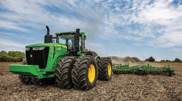 Мощност: 640 конски сили
Тегло: 21.7 тона
Двете най-могъщи машини на американския гигант са 9R 640 и 9RX 640, които се задвижват от 13.6-литров двигател JD14X. Характерно за тях е и хидравличното окачване HydraCushion. Цената започва някъде над 700 000 евро. Максималният въртящ момент е чудовищните 2954 Нютонметра. 
