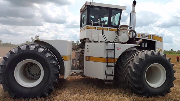 Мощност: 650 конски сили
Тегло: 27.2 тона
Тази компания, основана в американския щат Монтана през 60-те, спря производство през 1992, но остави след себе си един от най-големите трактори в историята - макар и само в шест произведени бройки, от които четири продадени чак в Австралия. Задвижването е с 12-цилиндров Detroit Diesel 12V, следата е 406 см. 