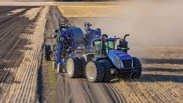 Мощност: 669 конски сили
Тегло: 25.4 тона
Най-мощната машина от серията Т9 има 12.9-литров двигател Cursor 13, който дава впечатляващите 2941 нютонметра максимален въртящ момент. Американската компания се хвали и с една от най-добрите системи за пречистване на емисиите от сажди и фини частици. 