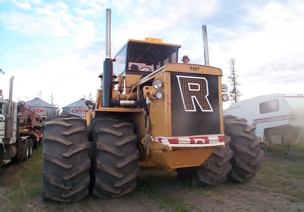 Мощност: 700 конски сили
Тегло: n/a
Още една американска машина, построена в Грейт Фолс, Монтана. Компанията е създадена от братята Дейв и Джон Къртис, които първоначално продавали машините на Wagner. Eдин ден обаче клиент поискал трактор с по-голяма мощност и двамата братя решили да го изработят сами. Проектирали идцяло нова трансмисия и наели местна инженерна компания да помогне с производството. Задвижването е с двигател Detroit Diesel с водно охлаждане.  