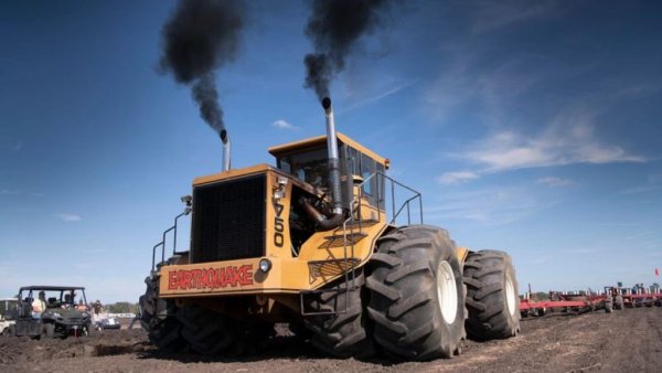 Мощност: 850 конски сили
Тегло: 31.5 тона
Неслучайно тази машина на Rite е наречена "земетресение" - дори само теглото й от над 31 тона е достатъчно да накара цялата околност да трепери. Парадоксално, числото 750 в името на модела показва мощността в конски сили... която тракторът е трябвало да има по замисъл. Но впоследствие братята Къртис подменили двигателя с чудовищен V12 от Detroit Diesel и увеличили конете до 850. Впрочем и размерите са в тон с останалите грандиозни показатели: дължина от 9.14 метра и ширина от 5.49 метра. 
