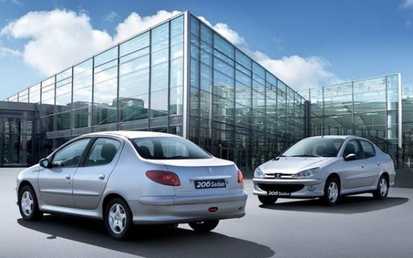 Макар хечбек вариантът да се прие много добре от публиката, то версията с 4 врати и багажник е може би един от най-грозните автомобили на Peugeot в цялата история на легендарната марка. Тази версия на 206 се произвеждаше в Иран, но се продаваше и в Западна Европа. Багажникът изглежда прекалено голям и 206 губи целия си чар.