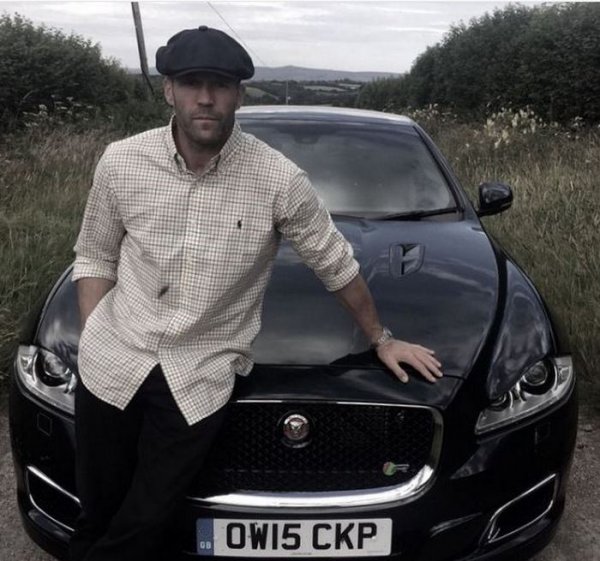 Може ли прочут британец да няма в гаража си модел на най-прочутата британска марка? Разбира се, че не може. Автомобилът е оборудван с впечатляващ V8 двигател с обем от 5 литра, който развива мощност от  543 коня. Колата ускорява до 100 км/ч за 4,4 сек. Според самия Джейсън, това е един от любимите му автомобили.