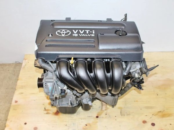 Двигателят 1.8 1ZZ-FE, използван в модели като Toyota Avensis, имаше проблеми с течове на масло и прегряване, което можеше да доведе до блокиране на самия мотор. Този дефект засегна агрегати, произведени преди 2005 г. Но след тази дата Toyota бързо коригира проблема.
