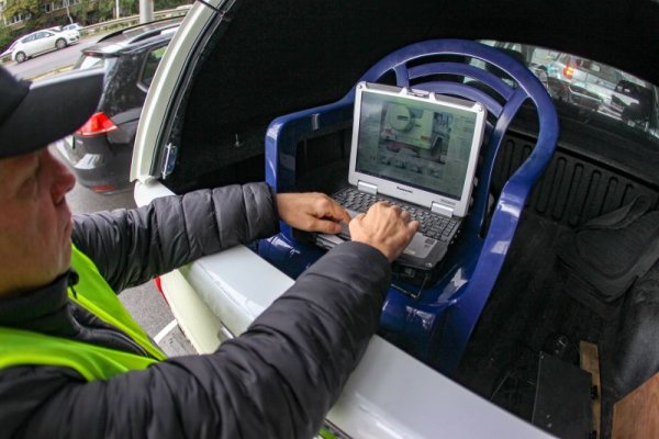 Лимит от 30 км/ч в определени жилищни зони е нещо съвсем нормално, и съществува у нас и в момента - примерно по малките улички в софийските квартали. Съвсем друг въпрос е, че органите на МВР никога не са следели за спазването му. На други места в Европа в тихите жилищни зони, в близост до детски площадки и пр.  има ограничения дори от порядъка на 7 км/ч. Това е правилна политика, която предпазва възрастни, деца и домашни животни. 
Но въвеждането на такъв лимит във всички жилищни райони, без оглед на спецификите на пътищата и трафика, не изглежда адекватно. 
