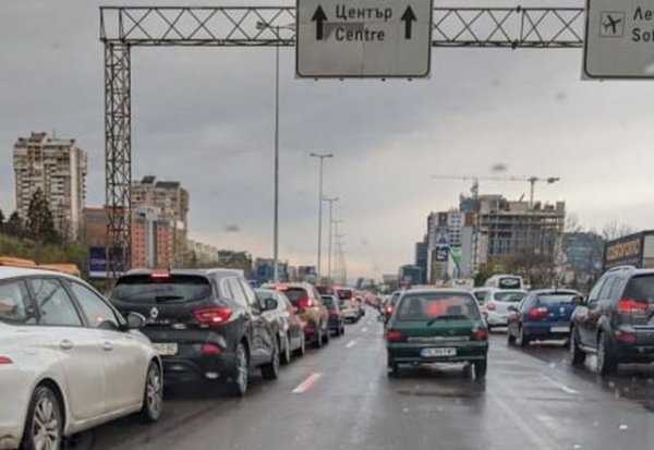 Задължителното намаляване на максималната скорост ще увеличи значително времето за пътуване и ще доведе до икономически щети от голям мащаб. Представете си стотици милиони хора да губят средно по 10 минути допълнително в трафика всеки ден - и това е най-скромната възможна оценка. 
