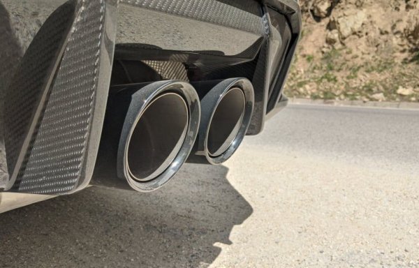 Напълно възможно е също по-ниската скорост да увеличи осезаемо замърсяването на въздуха, особено в страните и градовете, където не се очертава скорошна масовизация на електрическото задвижване. 
Автомобилите с ДВГ имат оптимални скорости, при които произвеждат минимум вредни емисии. Тези скорости обаче обикновено са доста над 30 км/ч. Освен това степента на замърсяване на въздуха зависи и от времето, прекарано от автомобила по улиците на града. По-ниска скорост означава повече време в движение. 
