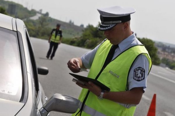 Една трета от катастрофите са предизвикани от "несъобразена скорост", а не от висока скорост. Общоприетата у нас скорост от 50 км/ч в населени места е напълно достатъчна за контрол върху автомобила и бързо спиране при нужда. Много хора я превишават, факт. Ще започнат ли веднага да я спазват, ако е с още 20 км/ч по-ниска? Не, разбира се. Само броят на нарушителите ще стане по-голям. Това е все едно да се бориш с лошата събираемост на данъците, като увеличиш данъците. 
