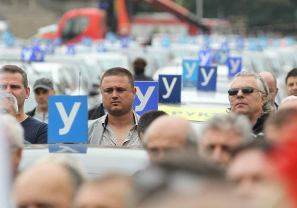 Значителна част от злополуките, особено в България, са свързани с лошата култура на шофиране, ниските умения на шофьорите, непознаване на правилниците, съзнателно неспазване на правилата. 
Всички тези проблеми се решават не с нови безсмислени забрани, а с повишен контрол върху шофьорски курсове, патрулни полицаи, технически прегледи. И с воля от страна на Пътна полиция да следи за всякакви нарушения, а не само за пълнещите хазната като превишена скорост по главните пътища или употреба на алкохол. 
