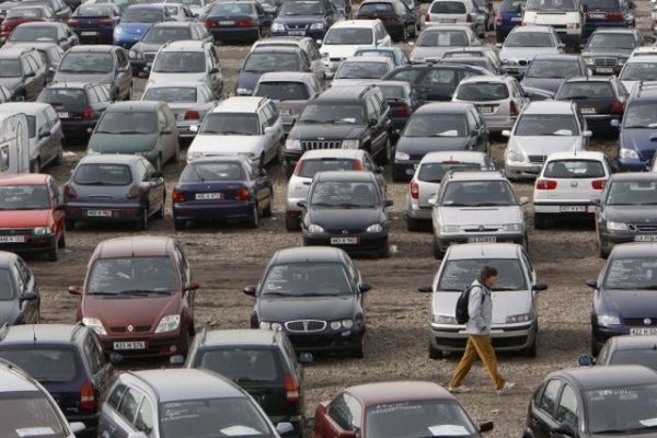 Друг съществен фактор за високия брой злополуки в България е лошото състояние на автомобилния парк, един от най-остарелите в Европа. В това отношение действията на Европейската комисия, която от десетилетие непрекъснато затяга задължителните си изисквания за безопасност, оборудване и вредни емисии, по-скоро вредят. В резултат на чиновническите изисквания новите автомобили поскъпват от година на година с темпо, което значително изпреварва инфлацията. Не само българите, но и все повече западноевропейци не са в състояние да си позволят нова кола, и средната възраст на автопарка расте. В Испания например през миналата година продажбите на употребявани автомобили скочиха със 70%. 
