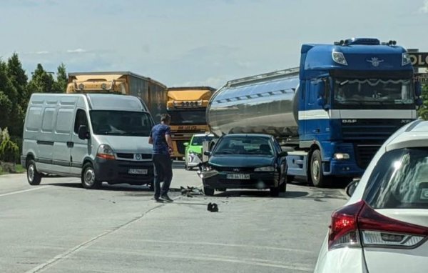 От най-различни източници постоянно слушаме за "войната по пътищата" и какви трагични размери е придобила тя. Почти без изключение хората, които говорят такива неща, го правят за собствена изгода. 
Статистиката съвсем не потвърждава, че у нас се води "война" по пътищата. Всъщност в списъка на страните с най-опасни пътища България е на... 127-о място. Вярно е, че 9-те смъртни случая на 100 000 жители, отчетени у нас, са "в пъти повече" от Швеция (2.2 на 100 000) или Германия (3.7%). Но са сравними с Гърция (6.5), Хърватия (7.3), Полша (7.7), Люксембург (8.7). Последните обобщени данни на СЗО за Европа показват общо 9.3 жертви на 100 000 жители - тоест България е под средното за континента. 
Ето и някои други държави, които са зад България по този показател: Румъния (9.6), Русия (11.6), САЩ (12.4), Уругвай (13.4), Босна (17.7), Обединените арабски емирства (18.1), Китай (18.8), Бразилия (23.4), ЮАР (25.1), Саудитска Арабия (27.4), Тайланд (32.7). Средният показател за света е 18.2 жертви на 100 000 души - ДВА ПЪТИ над този у нас.
