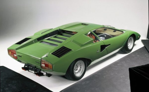 Ако някога е имало еталон за дизайна на суперавтомобили, това е проектът на Гандини. Агресивни ръбести форми, раздути калници, огромни въздухозаборници, много стъкло: тези решения направиха революция не само при суперавтомобилите, а изобщо в индустрията. Самият Гандини признаваше, че се вдъхновявал от космическата надпревара и съзнателно търсел прилики с НЛО. 
