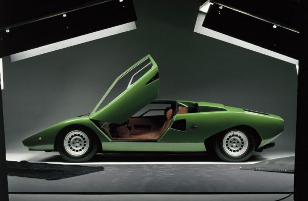 Гандини още от зората на кариерата си се вълнува от възможността да използва вертикално отварящи се "ножични" врати, и за пръв път ги прилага в зрелищния концепт Alfa Romeo Carabo през 1968. Countach обаче е първата серийна кола, оборудвана с такива. 
