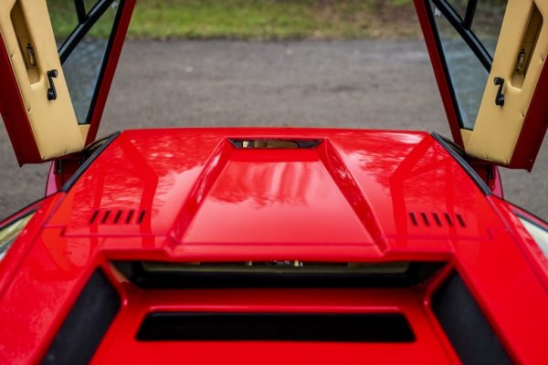 Видимостта назад вероятно никога не е минавала през ума на Гандини и колегите му. При оригиналния Countach човек трябваше да разчита на огледалата и на помощта на случайни минувачи, за да паркира на заден ход (както се убеди лично и Джеръми Кларксън в един стар епизод на Top Gear). 
