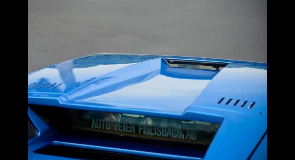 Оригиналното задно прозорче не само бе миниатюрно, но и гледаше точно над двигателя, където от горещината винаги имаше мараня. Затова дизайнерите измислиха модела Periscopa, който буквално имаше перископ - втори, още по-малък отвор на покрива, който все пак позволяваше да се надникне и отвъд могъщия двигателен отсек към пътя отзад. 
