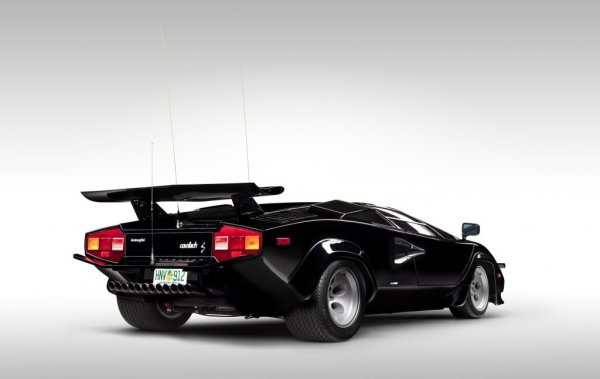 За да се намали още повече и без това нищожната видимост назад, италианците добавиха и това гигантско антикрило, първоначално проектирано за отбора на Валтер Волф във Формула 1 през 1975. Естествено, драматичният му вид го правеше идеално за Countach, и огромната част от клиентите настояваха да го имат. В Lamborghini обаче не им се занимаваше да хомологизират наново колата със спойлер, затова той се добавяше допълнително, на паркинга зад фабриката. 
