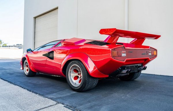 Спойлерът си имаше и друга тайна: той всъщност не работеше. Тоест нямаше аеродинамична функция. Countach и без това имаше проблеми с нежелано повдигане на предницата при високи скороски, така че добавянето на допълнителна сила на притискане в задната част само щеше да влоши нещата. Затова спойлерът е внимателно настроен така, че да е неутрален. 
