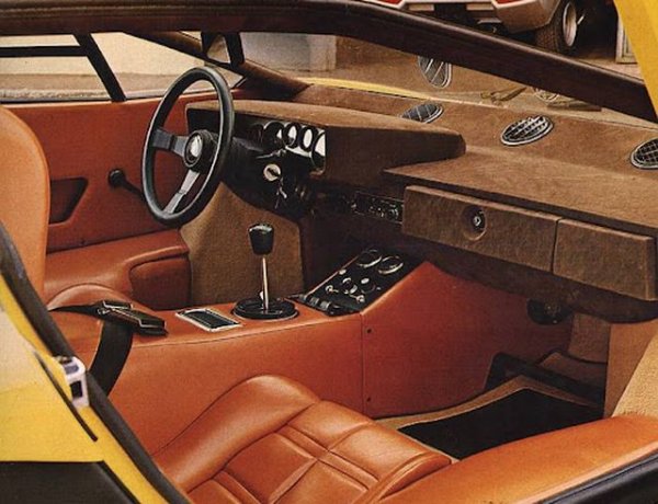 Но най-важното е, както писа Фара, че Countach все още печели всички сравнения. "Паркирал съм го редом с McLaren Senna, Ferrari LaFerrari, всякакви варианти на Pagani. Нито една от тази суперколи не кара хората да замръзнат на място с отворена уста, както прави моят Countach - нищо, че е на 33 години", писа журналистът. 
