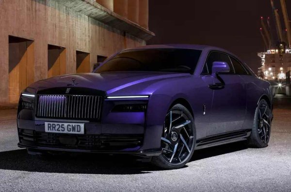 "Наточеното" купе се оказа най-мощният модел в цялата история на британската компания: 659 конски сили и 1075 Nm. Спортният режим Infinity Mode се активира чрез бутон за "безкрайност" на волана и осигурява достъп до пълна мощност. Реакцията на газта е по-отчетлива и индикаторите на инструментите светят по-ярко.

Предварителната настройка Spirited Mode е вариант на лънч контрола. Чрез натискане на два педала водачът може за кратко да увеличи тягата до максимални стойности и да ускори до 96,6 км/ч за 4,1 секунди, в сравнение с 4,4 сек. за стандартния електромобил. Освен това е добавено усилване на волана, активните стабилизатори са преконфигурирани, а окачването е пренастроено.
