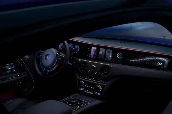 Най-новият цвят Vapor Violet е вдъхновен от неоновите надписи на клубовете от 80-те и 90-те години. Предният капак се предлага да бъде боядисан в "ледено черния" цвят Iced Black, в долната част на каросерията може да се постави акцентна ивица, а също така има пет вида осветление на радиаторната решетка.

Интериорът е украсен с вложка на арматурното табло, изобразяваща 5500 звезди и символа на безкрайността, а под него има декор Technical Fiber с въглеродни влакна и метални нишки върху дървена основа, която е покрита с шест слоя лак и у полирана. Праговете се предлагат с осветяване в десет цвята.
