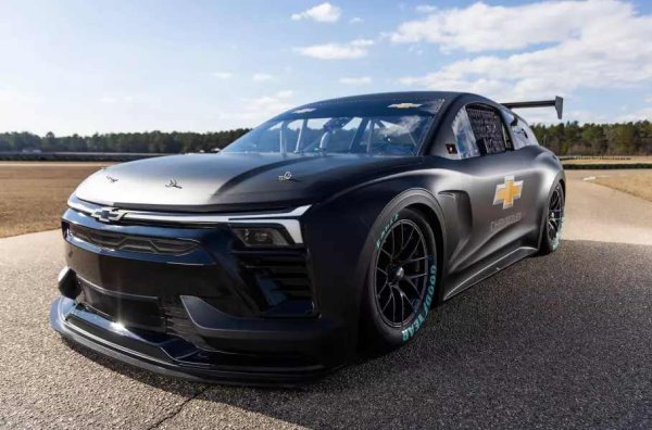 Електрическият кросоувър се превърна в спортен прототип. Екстериорът навява асоциации със серийния Blazer EV SS, но автомобилът е получил традиционна за NASCAR тръбна защитна клетка с допълнителни части от композитен материал на ленена основа.

Задвижването се състои от три шестфазни електромотора Stard UHP 6 (обща мощност 1318 конски сили) и 78-киловатчасова батерия с течно охлаждане. Окачването, спирачките, кормилното управление и колелата с гуми Goodyear Racing Eagle са заимствани от състезателни болиди.
