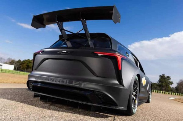 Задвижването е на четирите колела, с различни режими и функция за програмиране. Производителят смята да използва автомобила за тестване на разработки, които по-късно ще бъдат прехвърлени в серийните модели. Вероятно става въпрос за електрическите двигатели, настройките за задвижване на всички колела, охлаждането и т.н.
